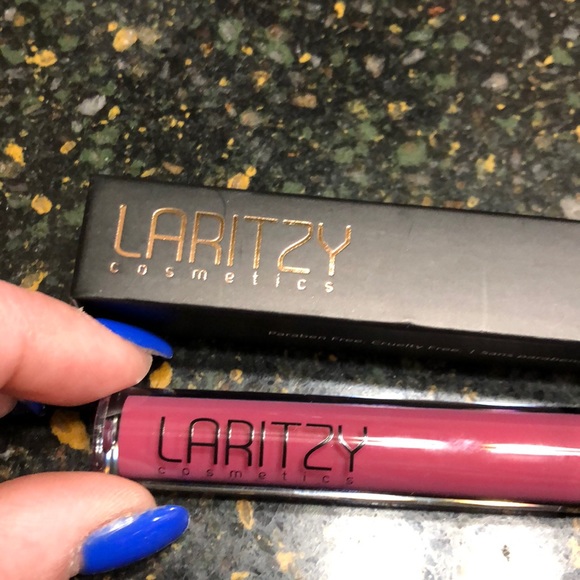 Laritzy Lip Gloss-Curve New in Box - Picture 2 of 4